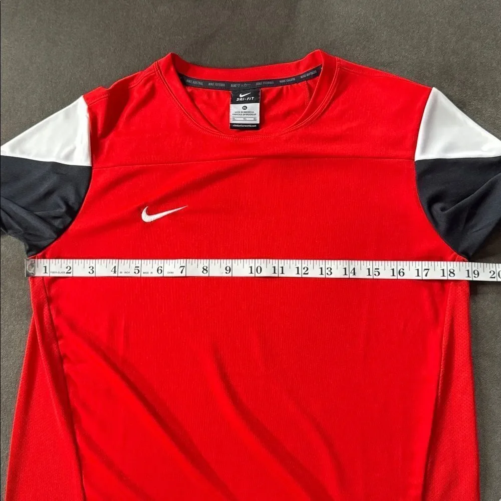 Nike Boys Youth Squad 14 Workout Top Short Sleeve Dri-Fit Crew Neck Size XL NWOT